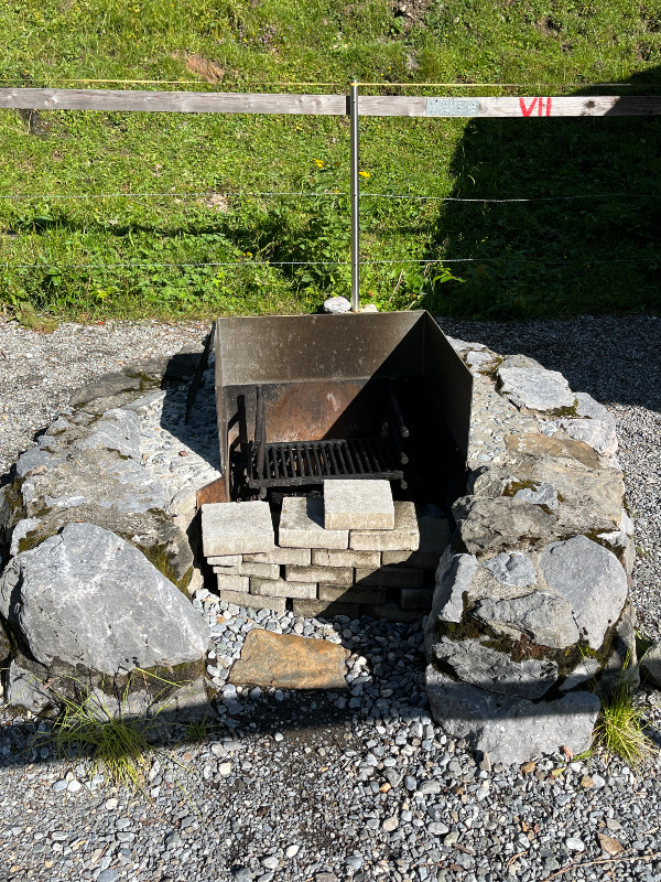 Grillstelle am Bach mit Sitzgelegenheiten und toller Lage